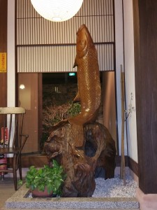 鯉の彫刻